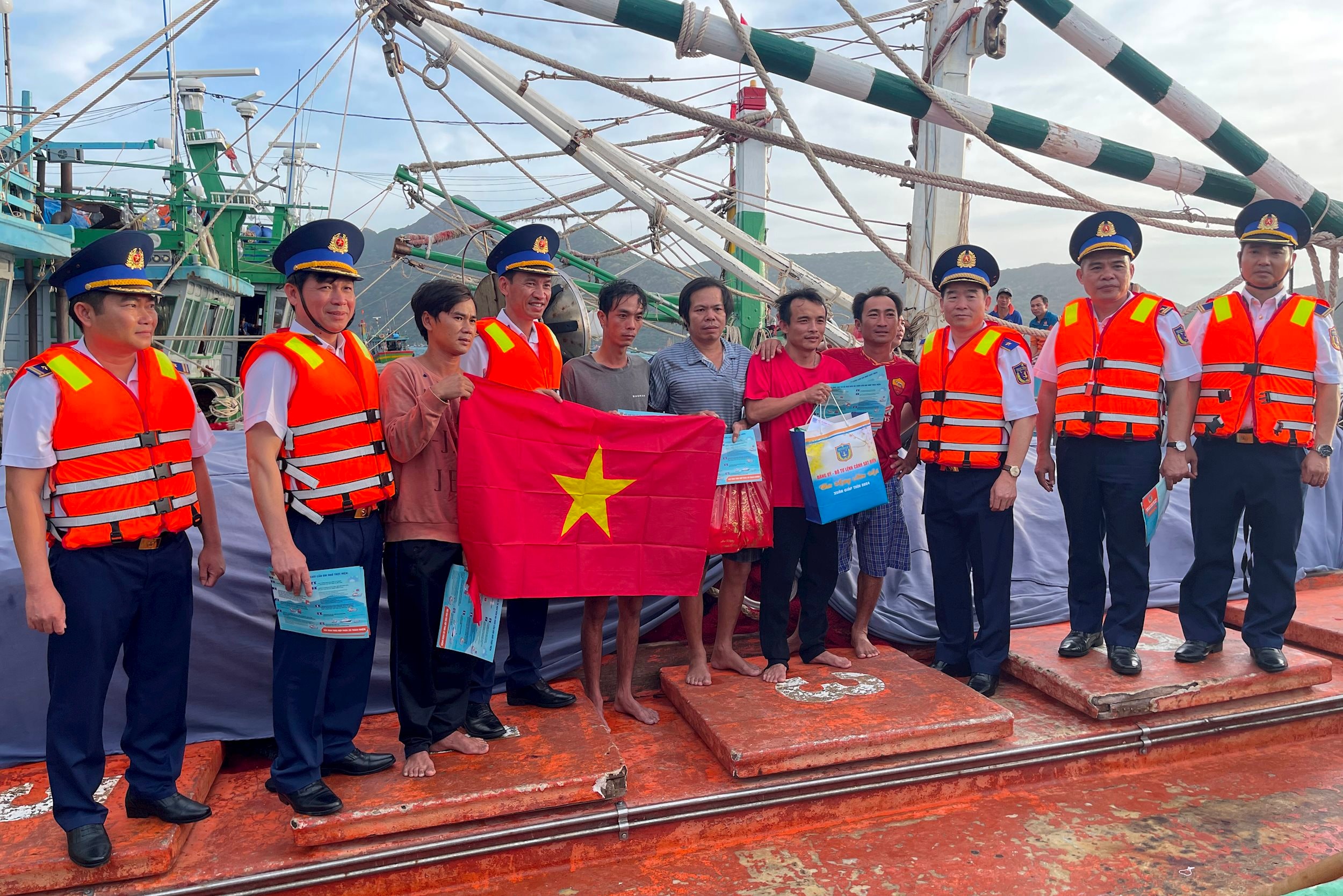 Bộ Tư lệnh Vùng Cảnh sát biển 3 trao cờ tổ quốc, quà cho ngư dân