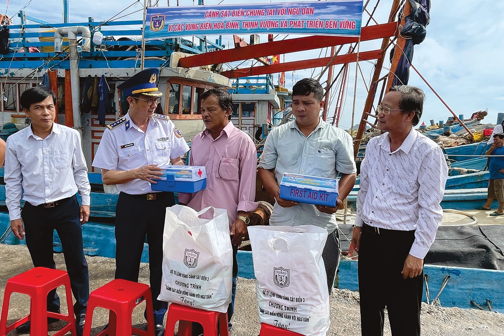 Bộ Tư lệnh Vùng Cảnh sát biển 3 đồng hành cùng ngư dân bám biển