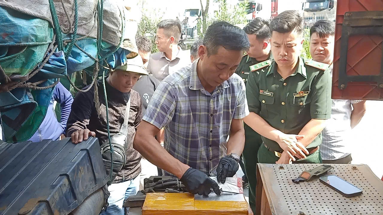 BĐBP khám xét xe chở bạc qua biên giới