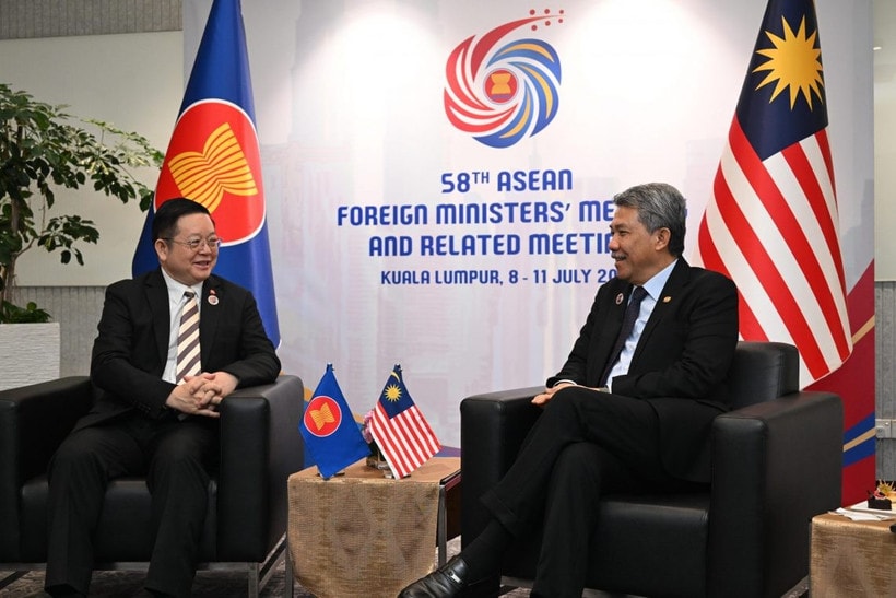 Secretary-General of ASEAN Dr. Kao Kim Hourn (left) meets with with the Chair of the ASEAN Foreign Ministers’ Meeting (AMM) and Minister of Foreign Affairs of Malaysia, The Honourable Dato’ Seri Utama Haji Mohamad Bin Haji Hasan, on the sidelines of the 58th ASEAN Foreign Ministers’ Meeting (AMM) and Related Meetings in Kuala Lumpur on July 8. (Photo: asean.org)