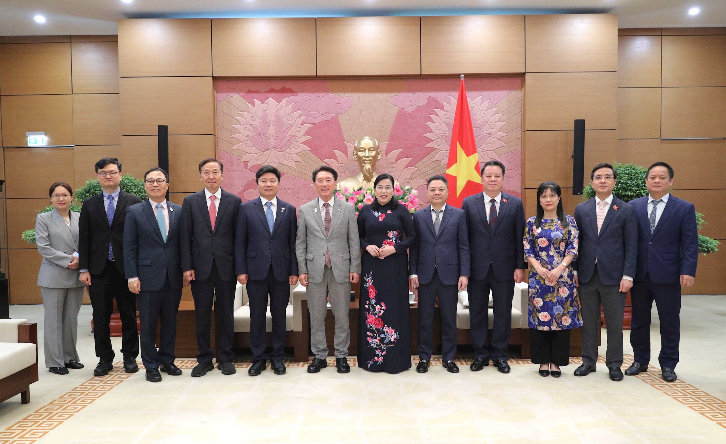 Các đại biểu chụp ảnh lưu niệm