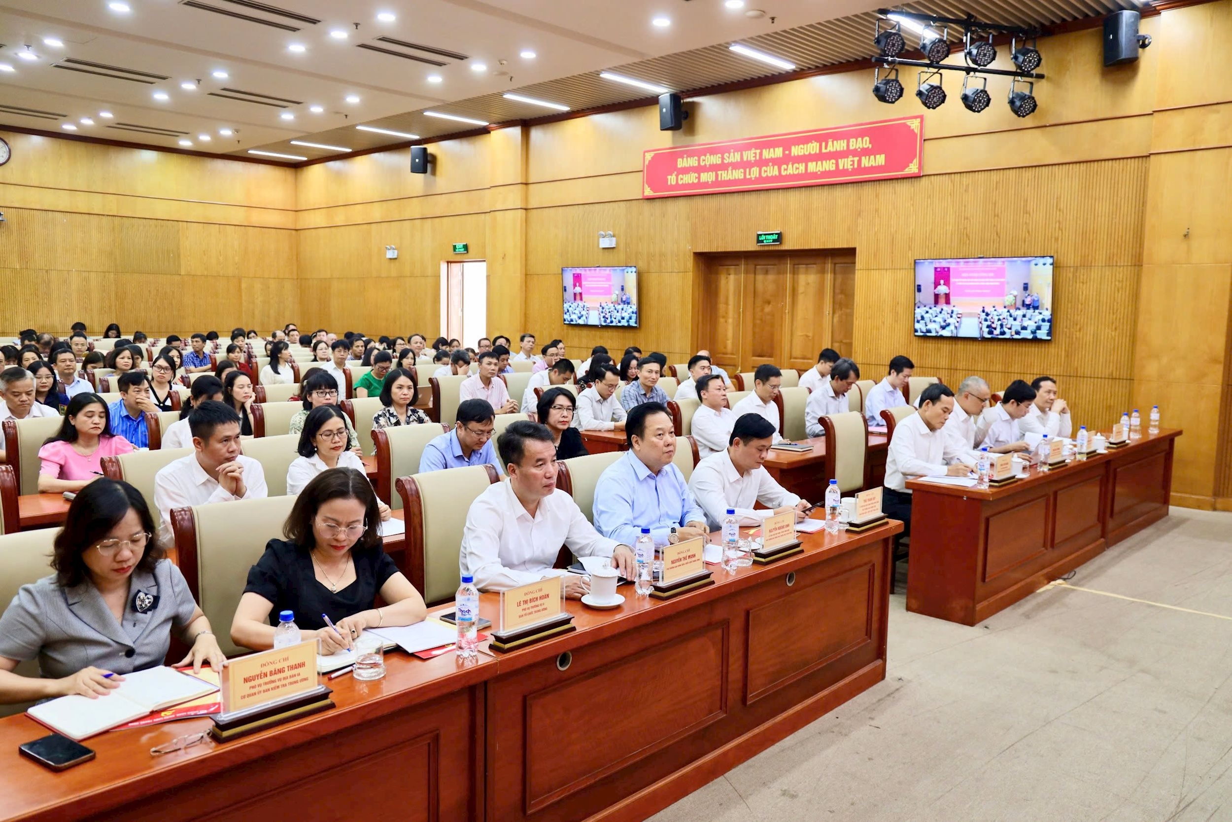 các đại biểu dự hội nghị