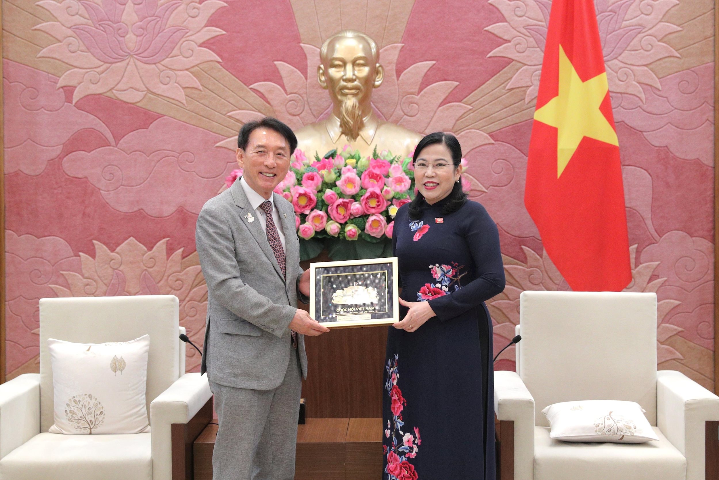Chủ nhiệm Ủy ban Công tác đại biểu Nguyễn Thanh Hải tặng quà lưu niệm cho Chủ nhiệm Ủy ban Đối ngoại và Thống nhất, Quốc hội Hàn Quốc Kim Seok-ki