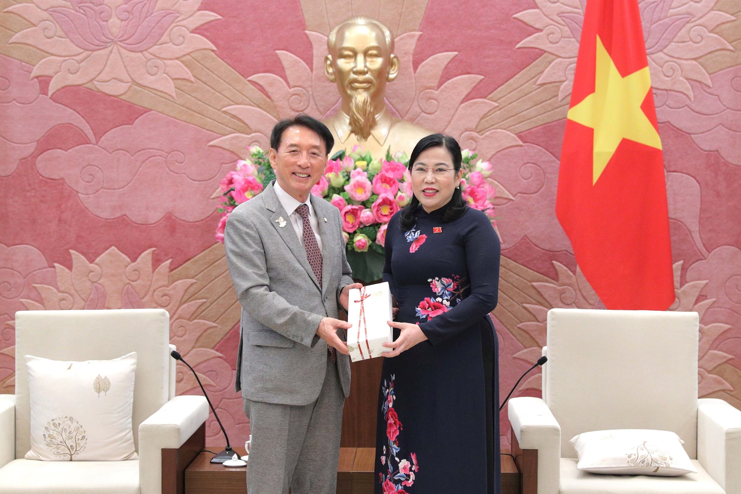 Chủ nhiệm Ủy ban Đối ngoại và Thống nhất, Quốc hội Hàn Quốc Kim Seok-ki tặng quà lưu niệm choChủ nhiệm Ủy ban Công tác đại biểu Nguyễn Thanh Hải