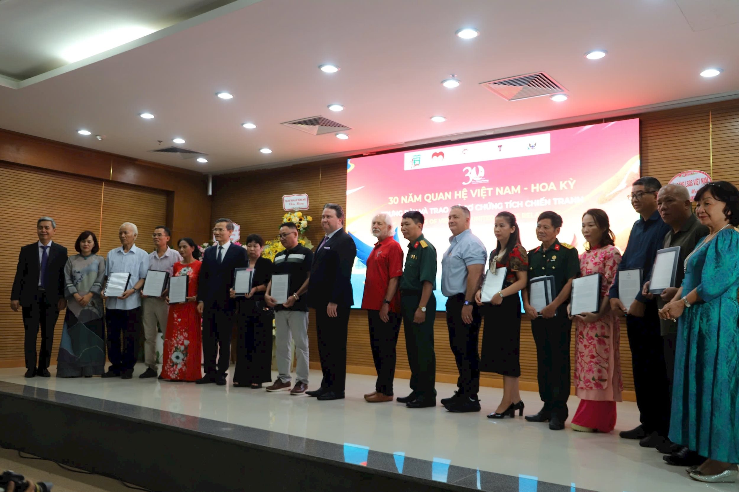Trao trả hồ sơ chứng tích chiến tranh cho đại diện các gia đình liệt sĩ và cựu chiến binh