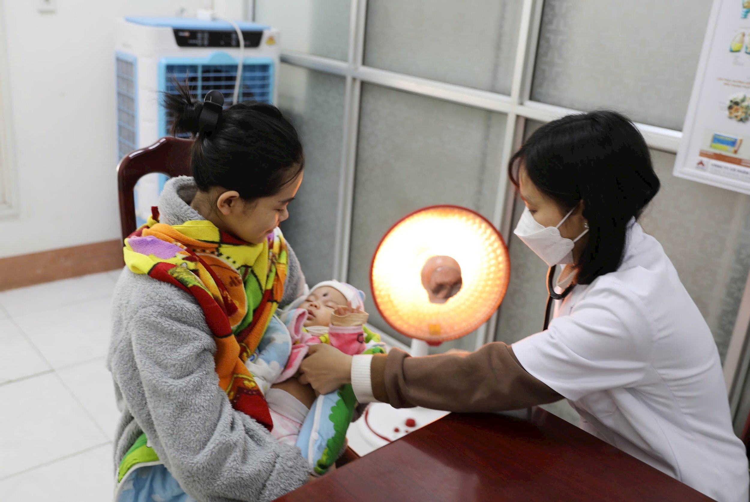 Các bác sĩ hám và tư vấn dinh dưỡng cho trẻ sơ sinh. Ảnh Sở Y tế Thái Nguyên