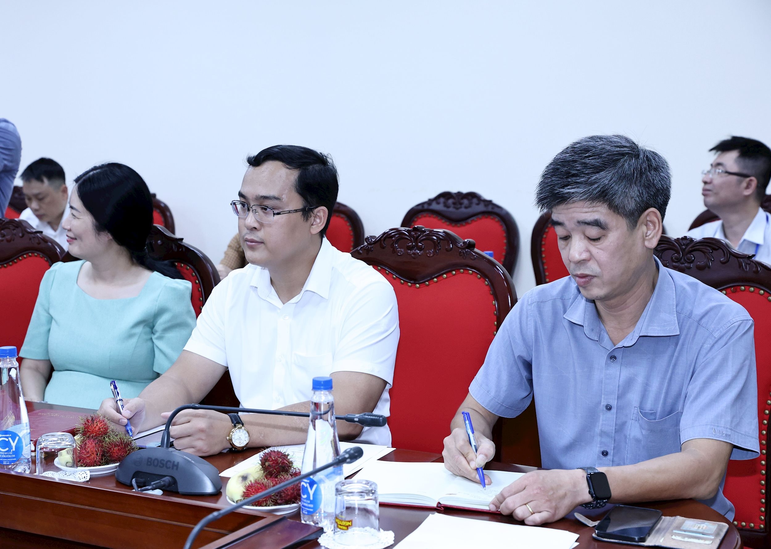 Các đại biểu tham dự cuộc làm việc