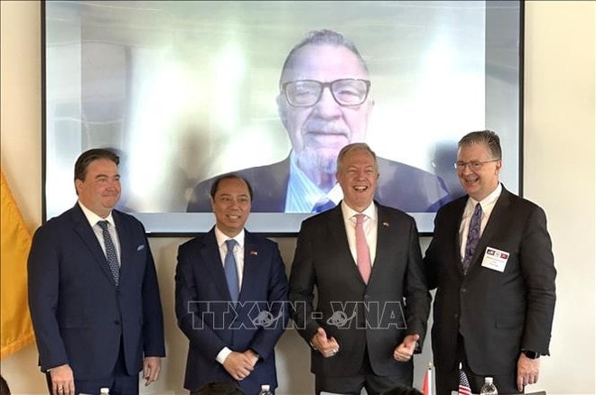 From left: Current US Ambassador to Vietnam Marc E. Knapper, Vietnamese Ambassador to the US Nguyen Quoc Dung, and former ambassadors Ted Osius and Daniel Kritenbrink (Photo: VNA) viet-my-2.jpg