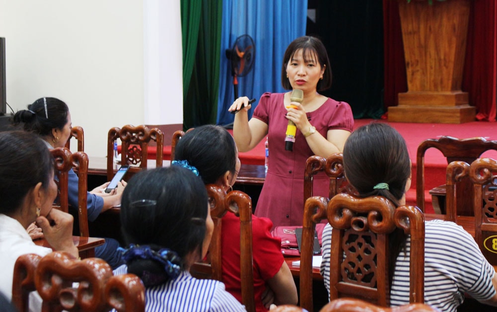 Một buổi trao đổi, cung cấp kiến thức về dinh dưỡng cho các cộng tác viên dinh dưỡng và y tế thôn bản.