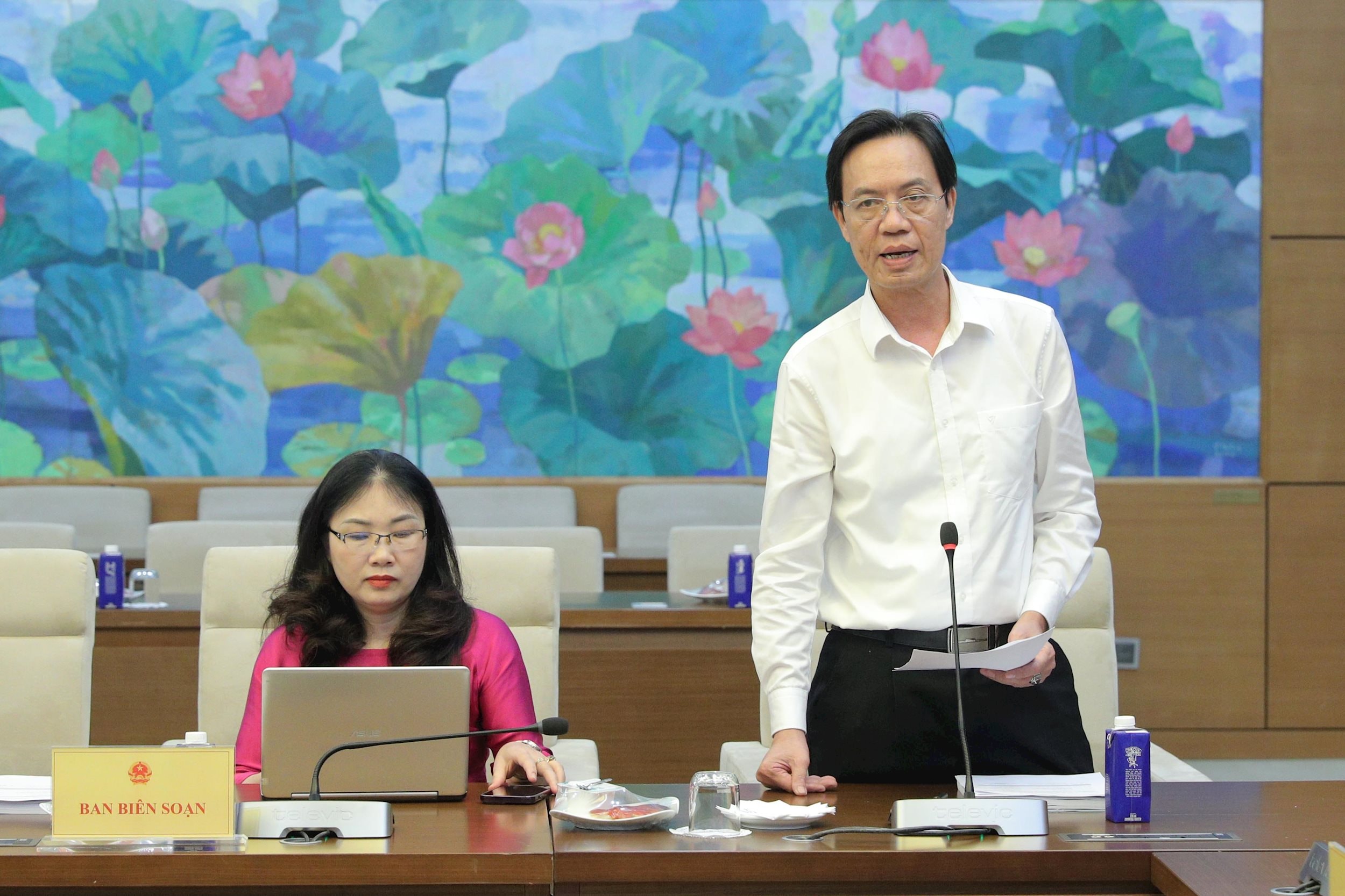 PGS.TS Nguyễn Danh Tiên, Viện trưởng Viện Lịch sử Đảng, Học viện Chính trị Quốc gia Hồ Chí Minh thay mặt Ban biên soạn báo cáo quá trình nghiên cứu, biên soạn và một số nội dung chính của dự thảo sách