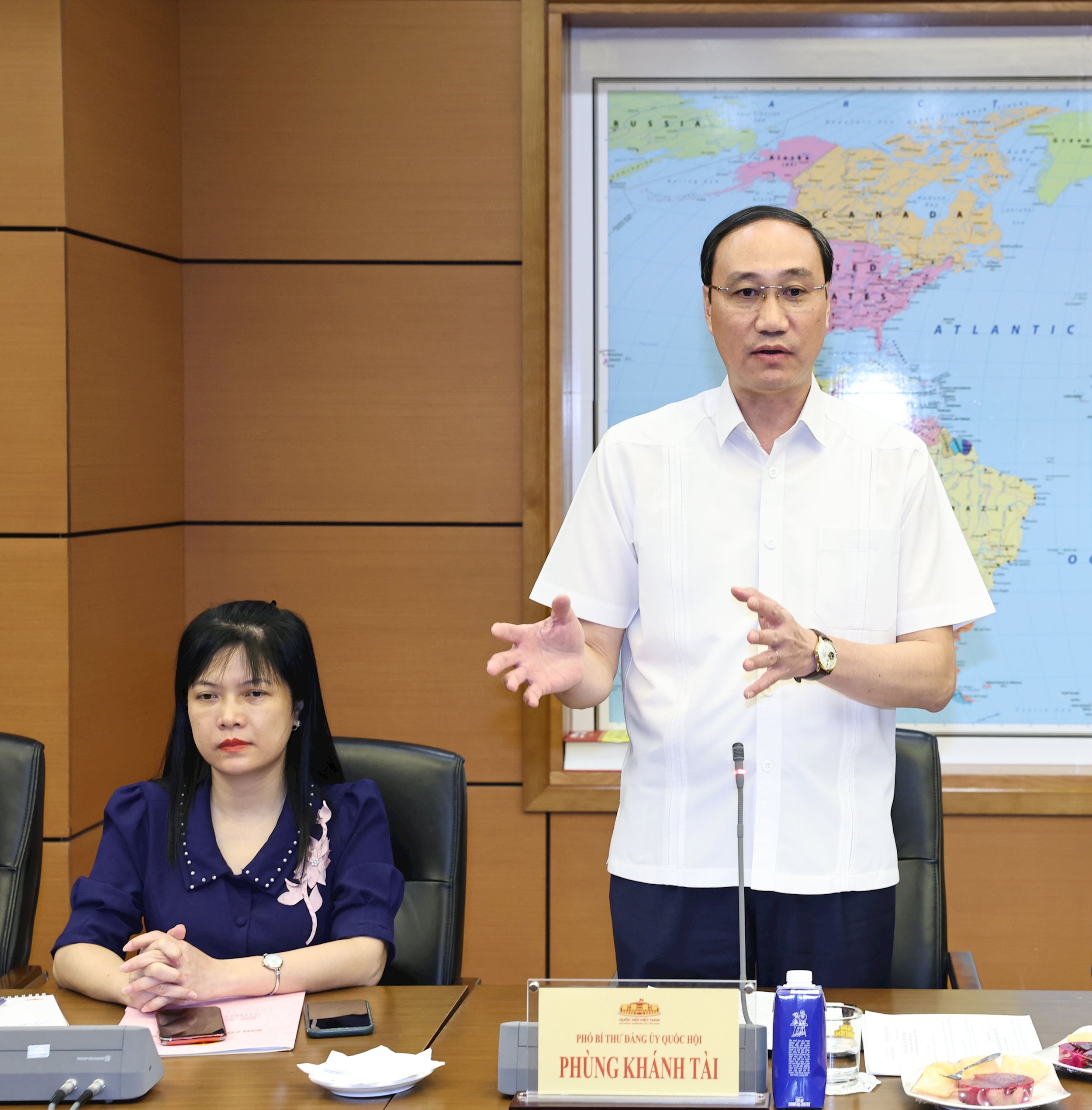 Phó Bí thư Đảng ủy Quốc hội Phùng Khánh Tài phát biểu