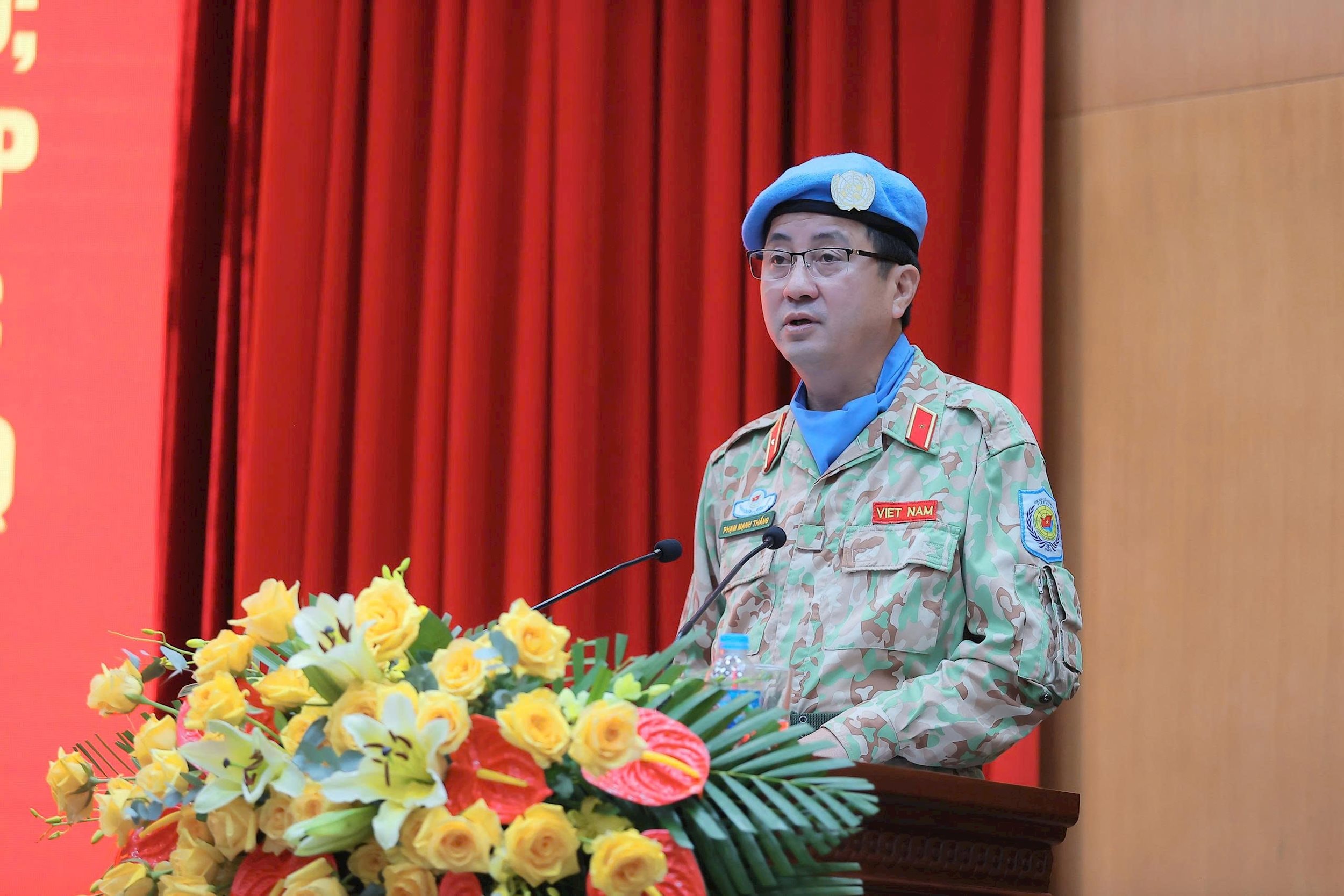 Cục trưởng Cục Gìn giữ hòa bình Việt Nam, Thiếu tướng Phạm Mạnh Thắng báo cáo tại Hội nghị. Ảnh: DTH