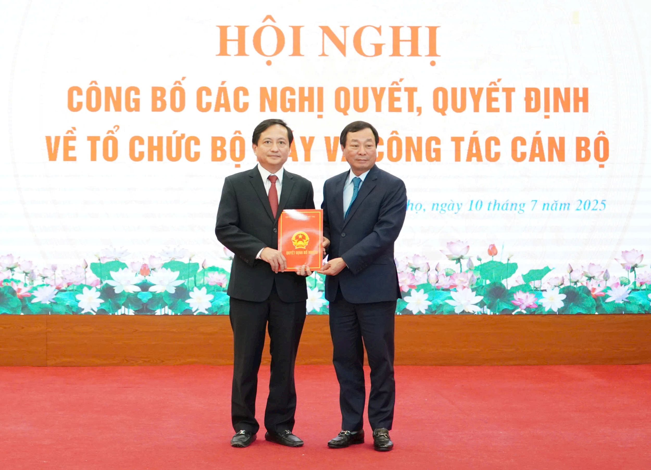 Chủ tịch HĐND tỉnh Bùi Văn Quang trao Quyết định bổ nhiệm chức vụ Chánh Văn phòng Đoàn ĐBQH và HĐND tỉnh cho đồng chí Phạm Thanh Tùng. Ảnh: Hạnh Thúy
