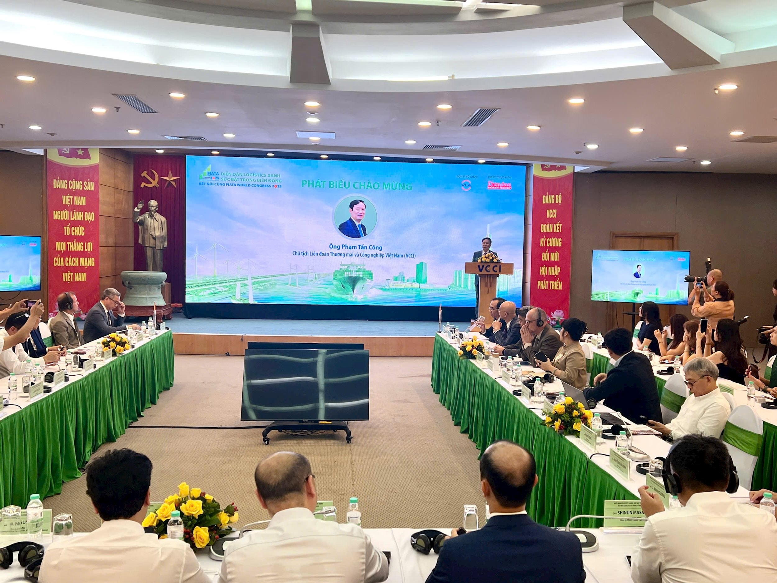 Toàn cảnh diễn đàn