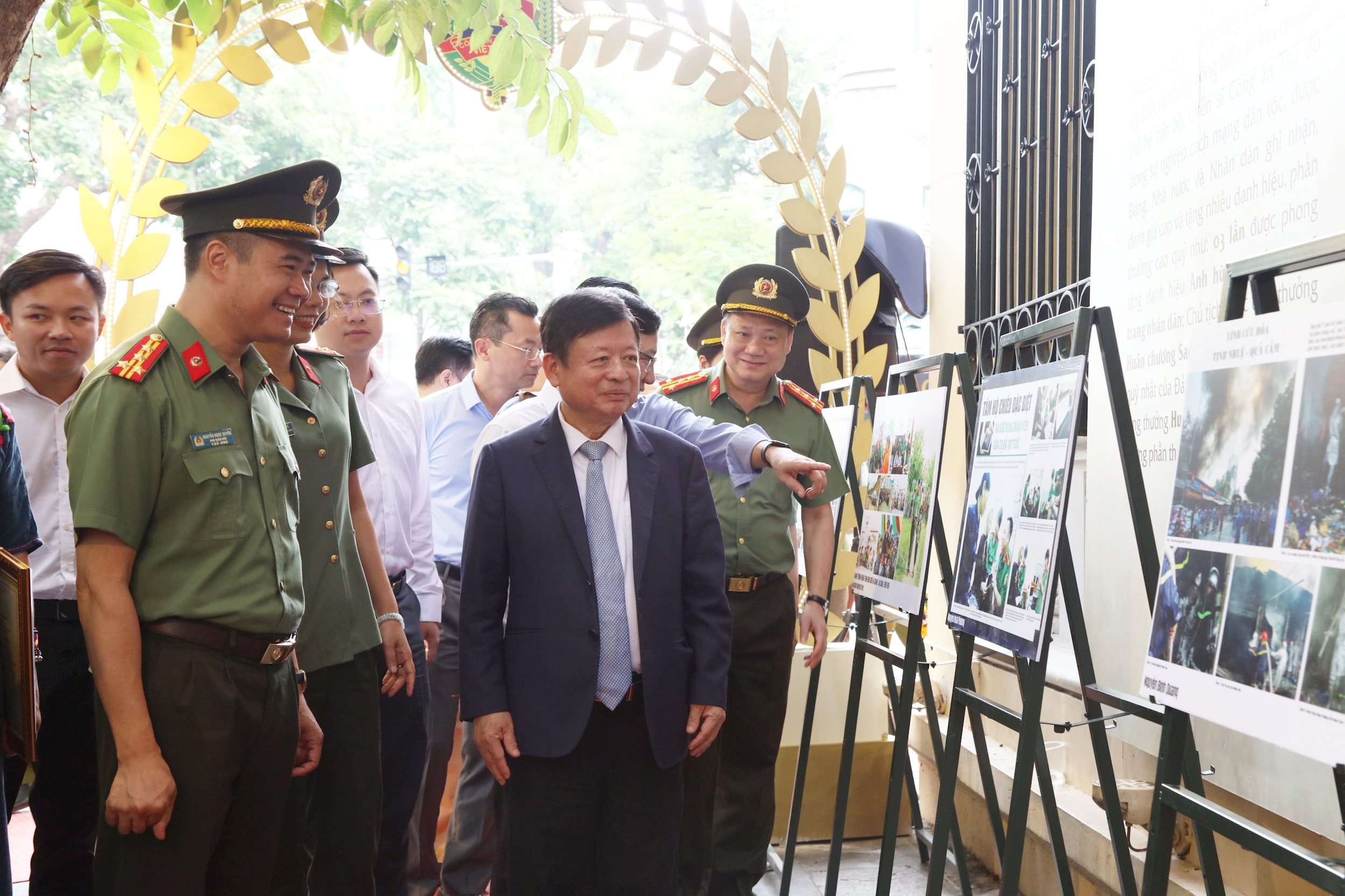 Đại biểu thăm quan Triển lãm lưu động “80 năm Công an Thủ đô - Bản hùng ca vang mãi”.