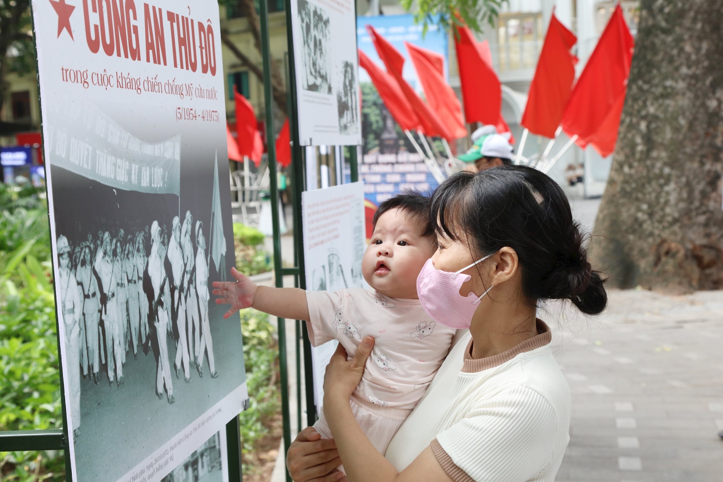 Người dân thăm quan Triển lãm lưu động “80 năm Công an Thủ đô - Bản hùng ca vang mãi”.