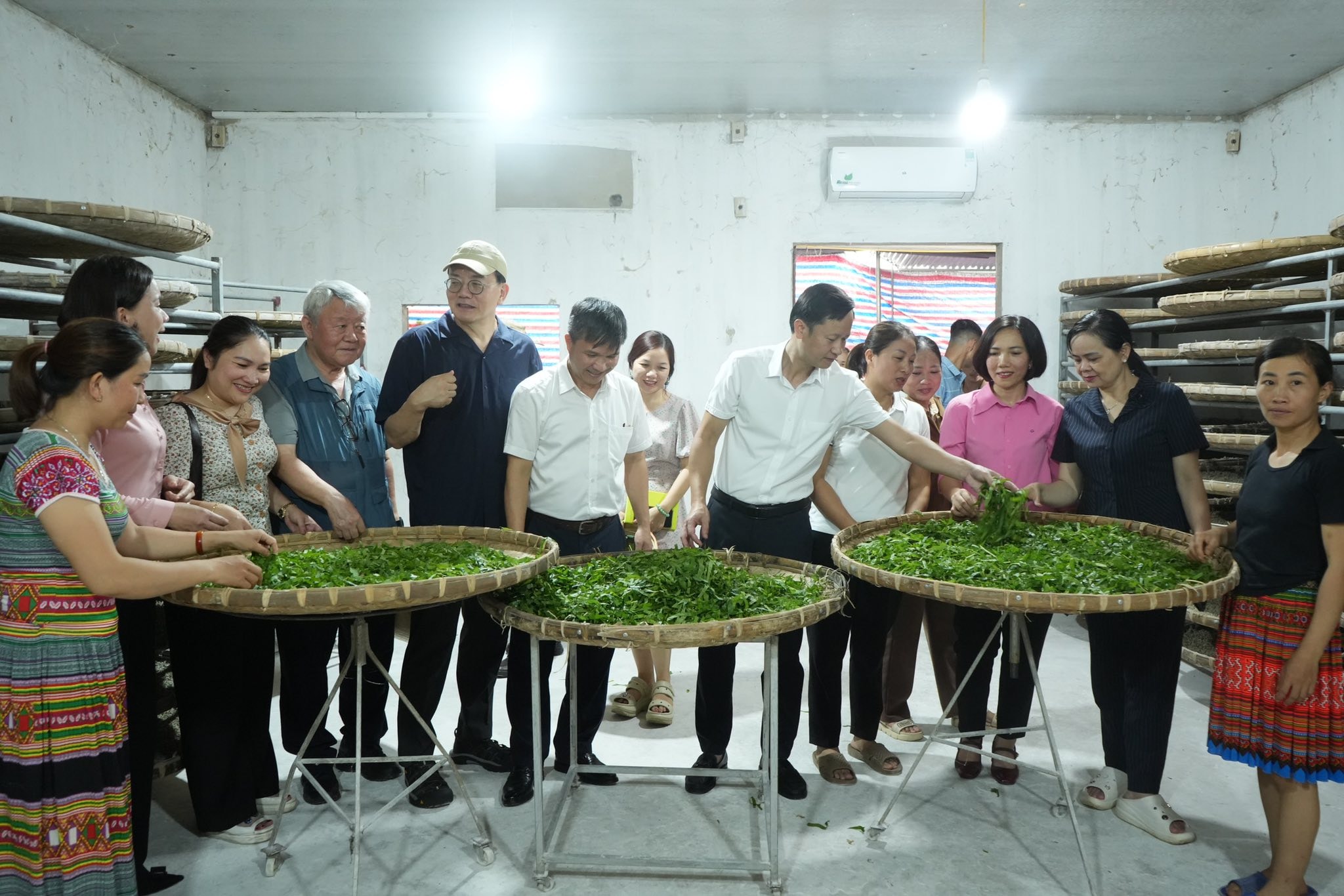 2 Các chuyên gia tham quan mô hình nuôi tằm HTX Hồng Lê