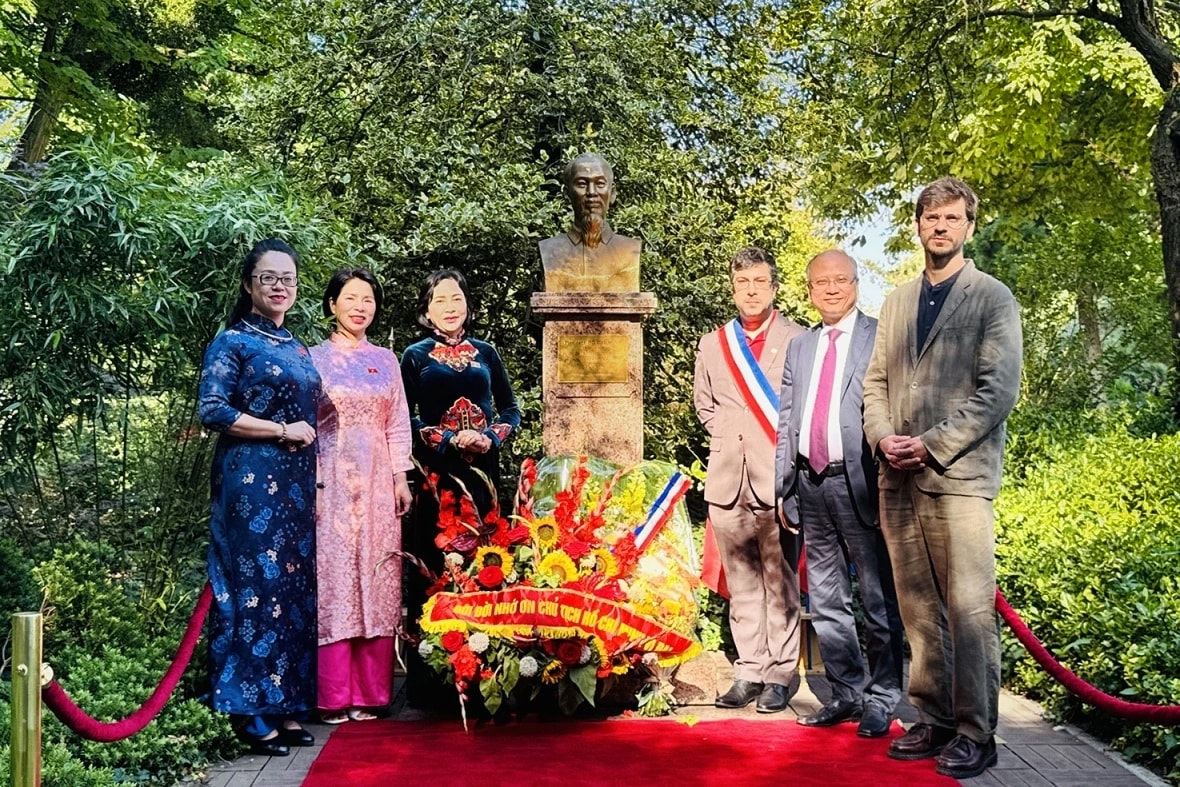 Phó Chủ tịch Quốc hội Nguyễn Thị Thanh và các đại biểu chụp ảnh lưu niệm bên Tượng Chủ tịch Hồ Chí Minh tại thành phố Montreuil. Ảnh: VOV