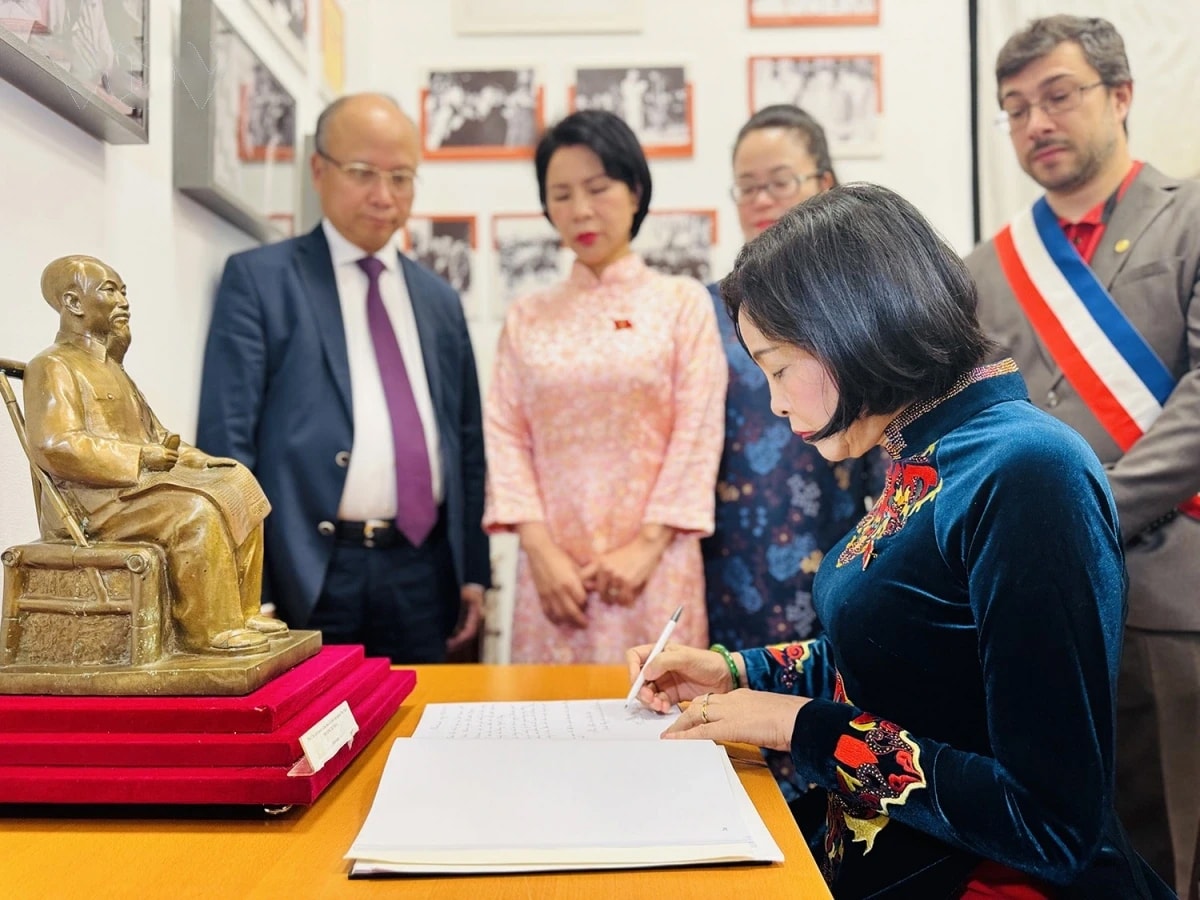 Phó Chủ tịch Quốc hội Nguyễn Thị Thanh ghi lưu niệm tại Không gian Hồ Chí Minh trong khuôn viên Bảo tàng Lịch sử sống. Ảnh: VOV