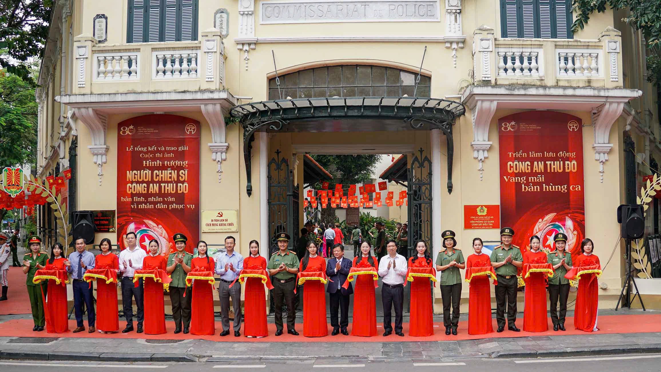 Các đại biểu cắt băng khai mạc Triển lãm lưu động “80 năm Công an Thủ đô - Bản hùng ca vang mãi”.