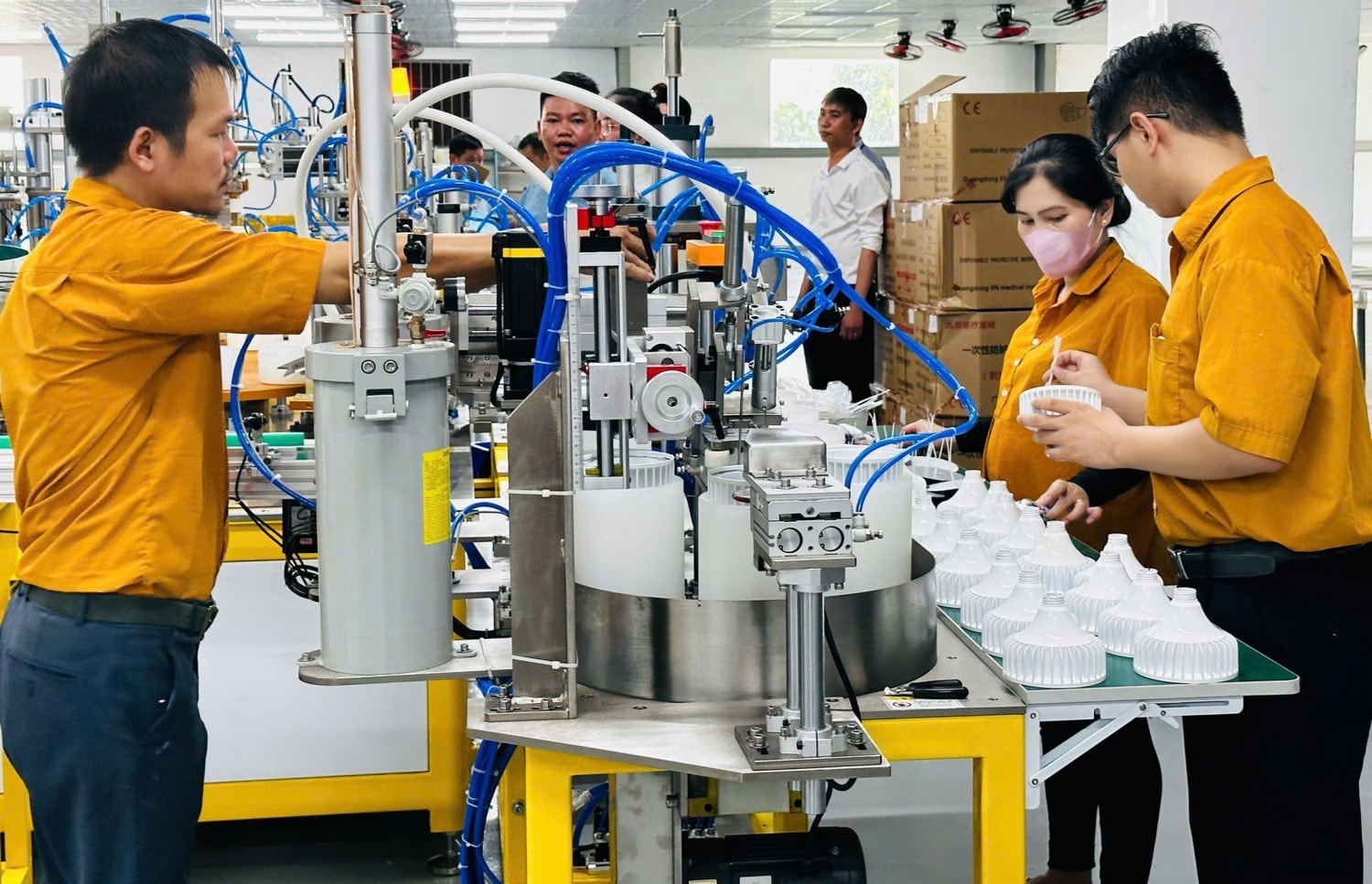 Sản xuất linh kiện điện tử tại Công ty Kim Sang (TP.Tân Uyên, Bình Dương). Ảnh Tiểu My