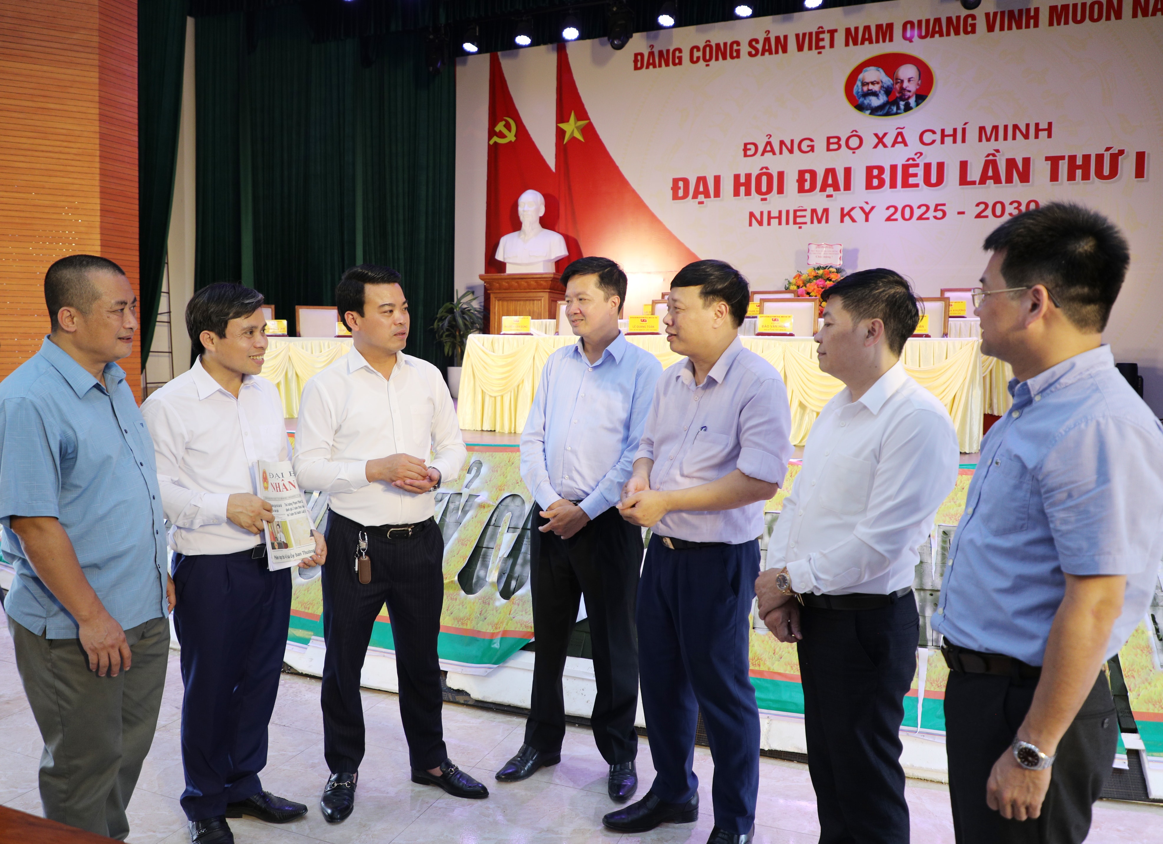 Các đại biểu trao đổi bên lề Đại hội
