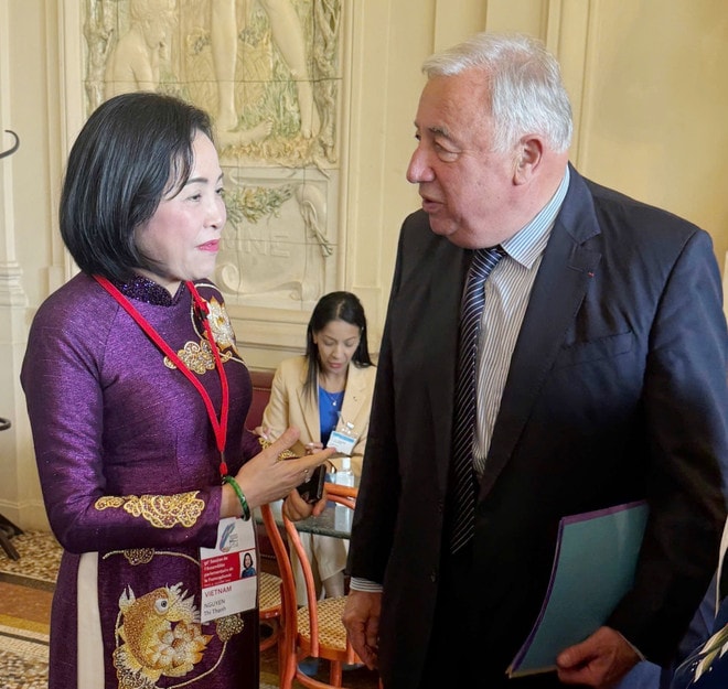 Vice Chairwoman of the National Assembly (NA) Nguyen Thi Thanh (left) meets French Senate President Gérard Larcher on the sidelines of the APF-50. (Photo: VNA) vna-potal-viet-nam-khang-dinh-vai-tro-quan-trong-tai-dai-hoi-dong-lien-minh-nghi-vien-phap-ngu-lan-thu-50-8146100.jpg