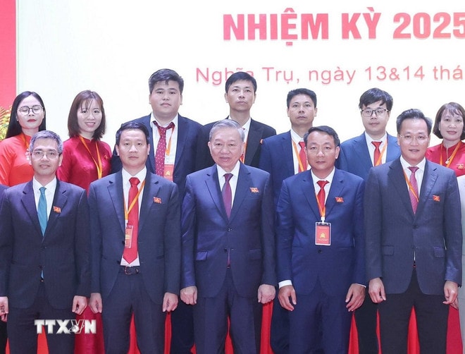 Tổng Bí thư Tô Lâm và đại biểu với Ban Chấp hành Đảng bộ xã Nghĩa Trụ nhiệm kỳ 2025-2030. (Ảnh: Thống Nhất/TTXVN) ttxvn-vna-potal-tong-bi-thu-to-lam-du-dai-hoi-dai-bieu-lan-thu-i-nhiem-ky-2025-2030-cua-dang-bo-xa-nghia-tru-8147574.jpg