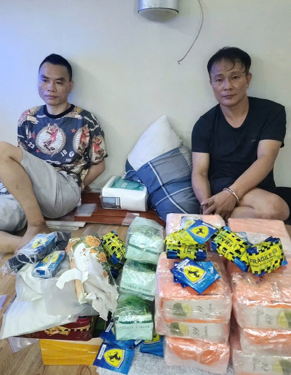 Các đối tượng và tang vật trong vụ án. (Ảnh: Công an Hà Nội)