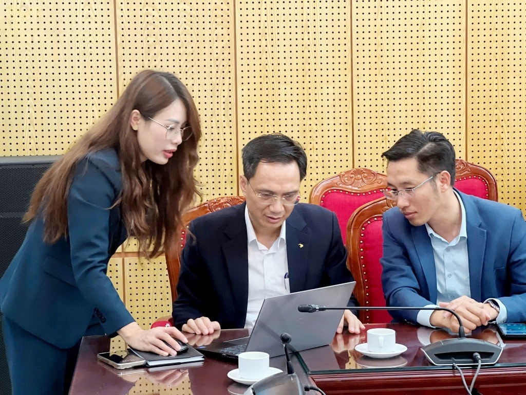 Lãnh đạo Sở Khoa học và Công nghệ tỉnh thực hành ứng dụng trí tuệ nhân tạo (Al) trong quản lý khoa học và công nghệ. Ảnh TT ứng dụng và thống kê KHCN