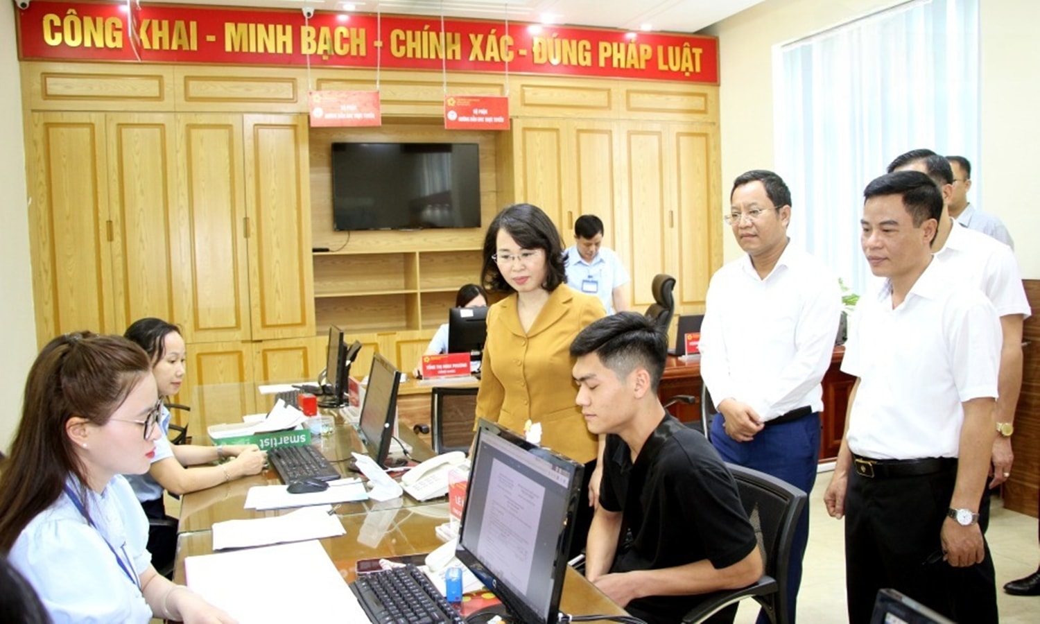 Phó Bí thư Thường trực Tỉnh ủy, Chủ tịch HĐND tỉnh Trịnh Thị Minh Thanh kiểm tra tại phường Quang Hanh trong những ngày đầu thực hiện chính quyền địa phương 2 cấp. Ảnh. M, Trường