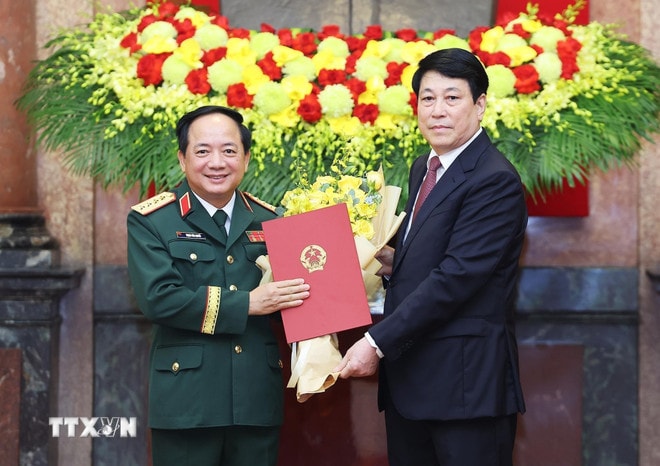 ttxvn-chu-tich-nuoc-trao-quyet-dinh-thang-quan-ham-cap-bac-ham-dai-tuong-thuong-tuong-cho-cac-lanh-dao-bo-quoc-phong-va-bo-cong-an-8147242-1.jpg