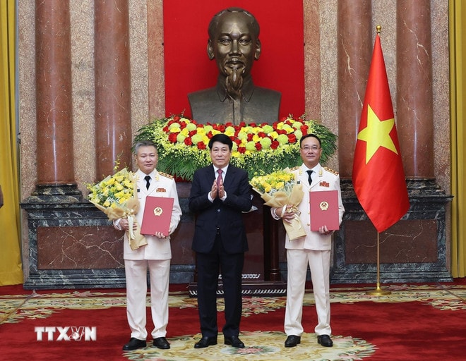 ttxvn-chu-tich-nuoc-trao-quyet-dinh-thang-quan-ham-cap-bac-ham-dai-tuong-thuong-tuong-cho-cac-lanh-dao-bo-quoc-phong-va-bo-cong-an-8147242-2.jpg