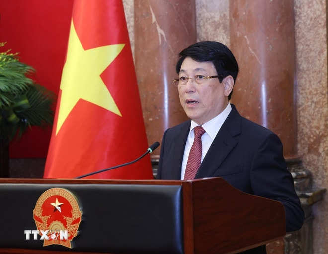 ttxvn-chu-tich-nuoc-trao-quyet-dinh-thang-quan-ham-cap-bac-ham-dai-tuong-thuong-tuong-cho-cac-lanh-dao-bo-quoc-phong-va-bo-cong-an-8147242-4.jpg