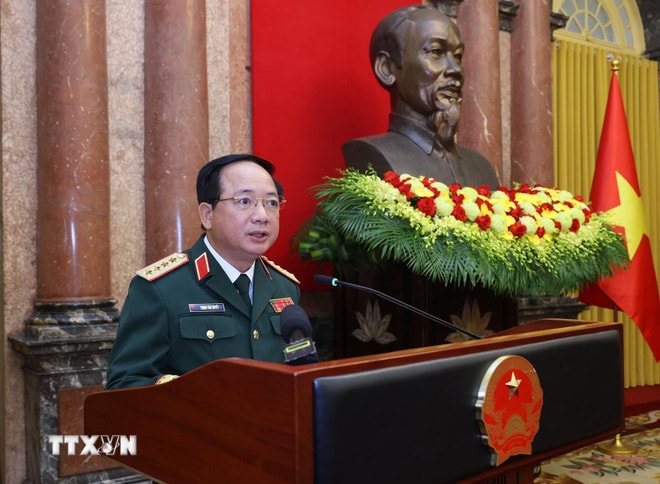 ttxvn-chu-tich-nuoc-trao-quyet-dinh-thang-quan-ham-cap-bac-ham-dai-tuong-thuong-tuong-cho-cac-lanh-dao-bo-quoc-phong-va-bo-cong-an-8147242-5.jpg