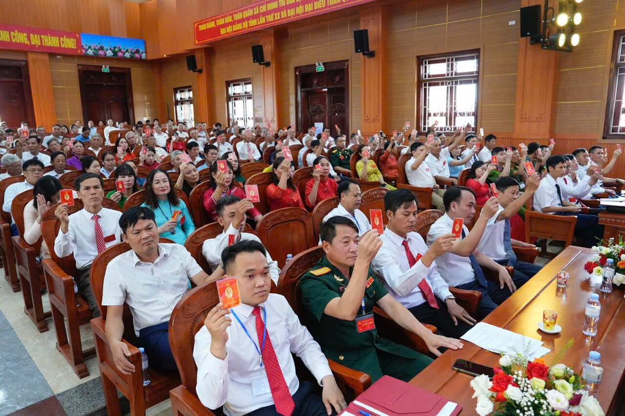 Các đại biểu biểu quyết thông qua Nghị quyết đại hội