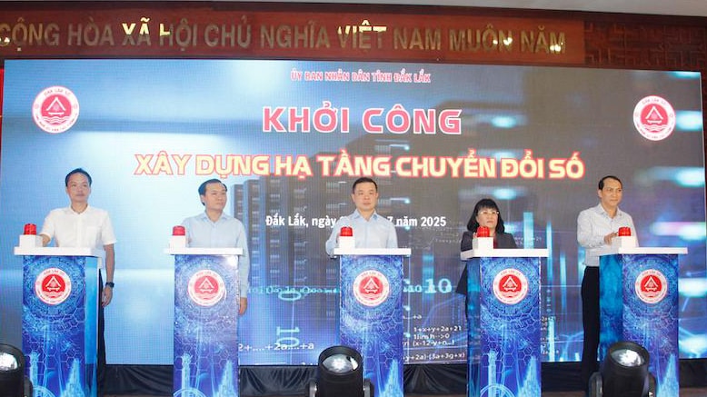 Các đại biểu thực hiện nghi thức nhấn nút khởi động dự án “Xây dựng hạ tầng chuyển đổi số tỉnh Đắk Lắk giai đoạn 2021-2025, định hướng đến 2030”