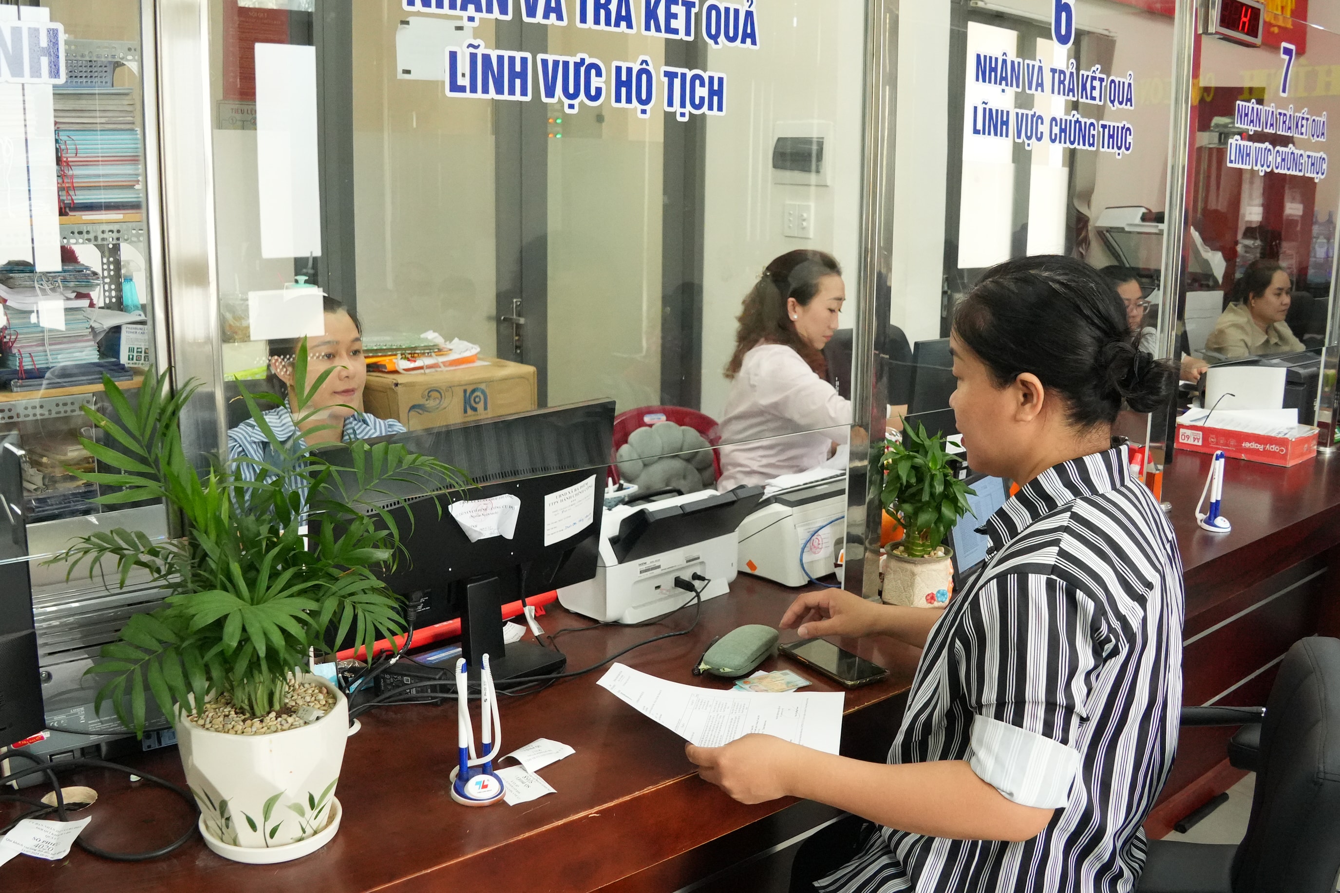 mỗi ngày cán bộ Trung tâm Phục vụ Hành chính công xã Bà Điểm tiếp nhận, xử lý từ 60 đến hơn 100 hồ sơ