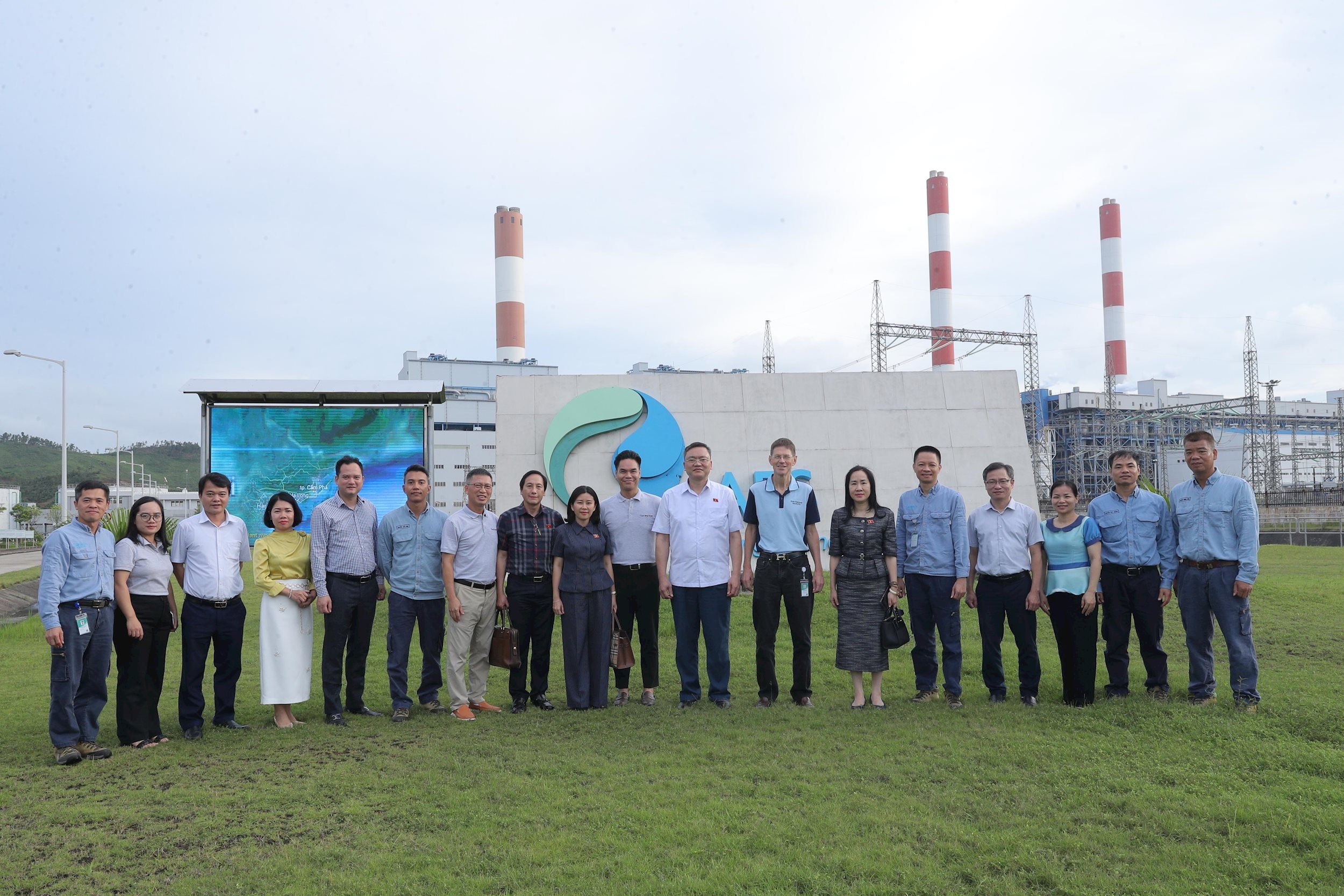 Các đại biểu chụp ảnh lưu niệm tại AES Mông Dương