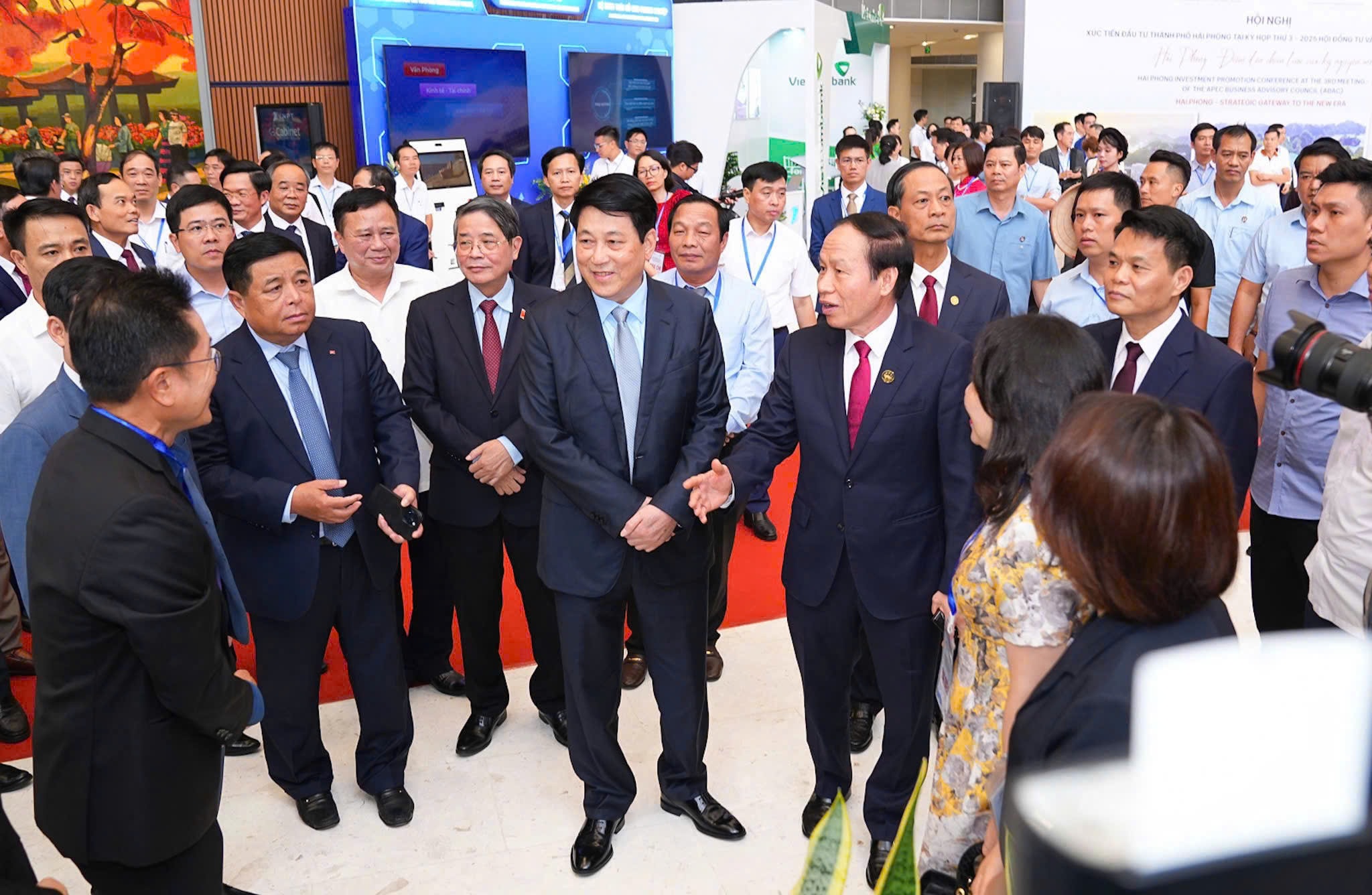 Chủ tịch nước Lương Cường và các đại biểu tham quan các gian hàng triển lãm tại Hội nghị