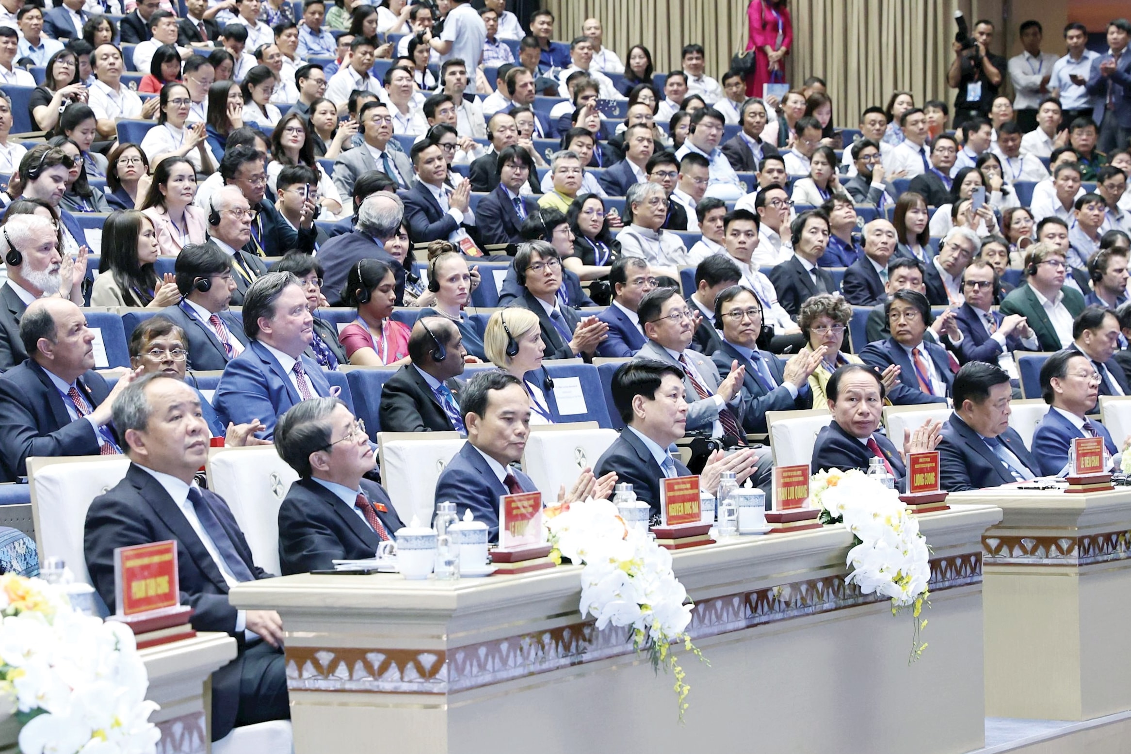 Chủ tịch nước Lương Cường; Trưởng Ban Chính sách, chiến lược Trung ương Trần Lưu Quang; Phó Thủ tướng Chính phủ Nguyễn Chí Dũng; Phó Chủ tịch Quốc hội Nguyễn Đức Hải và các đại biểu tham dự Hội nghị