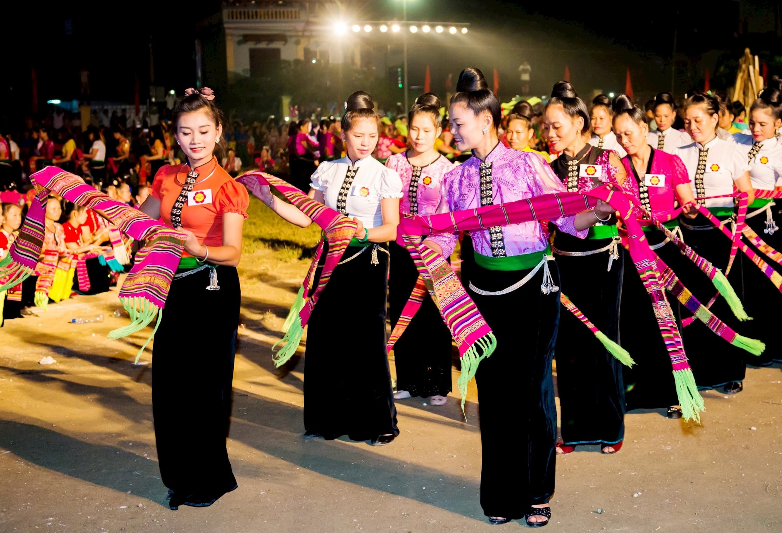 Kho tàng văn học đồ sộ đã tạo góp phần nên một thế giới nghệ thuật đa dạng, phản ánh chân thực và sinh động các khía cạnh đời sống đồng bào Thái