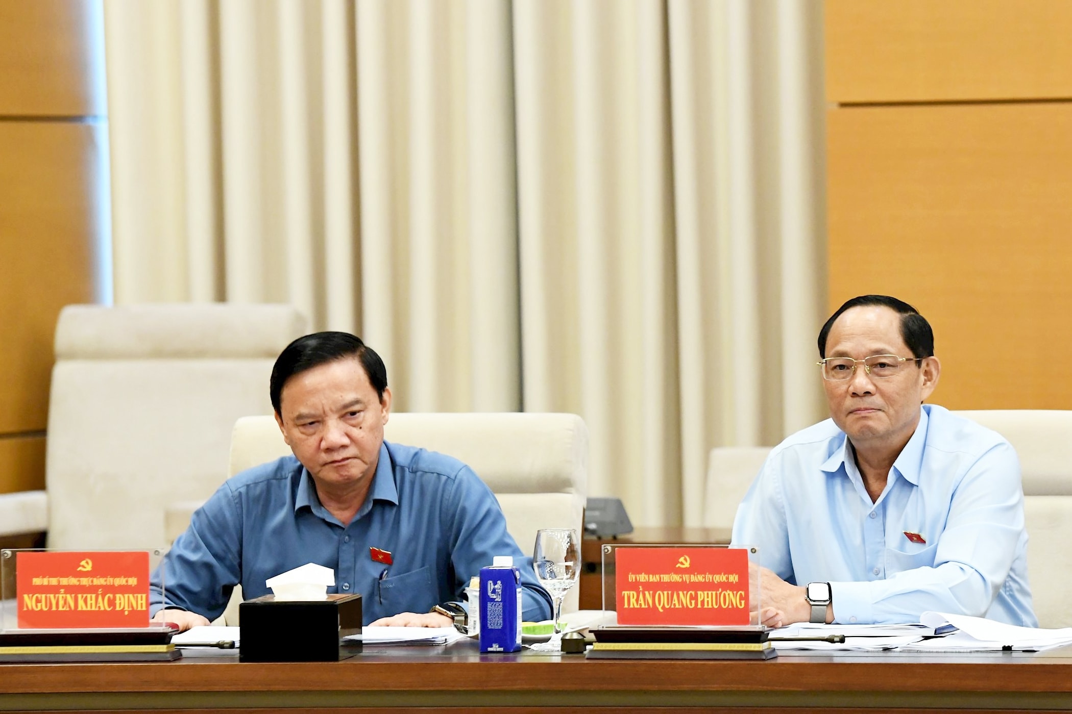 Phó Bí thư Đảng ủy, Phó Chủ tịch Quốc hội Nguyễn Khắc Định; Ủy viên Ban Thường vụ, Phó Chủ tịch Quốc hội, Thượng tướng Trần Quang Phương dự hội nghị. Ảnh: Lâm Hiển