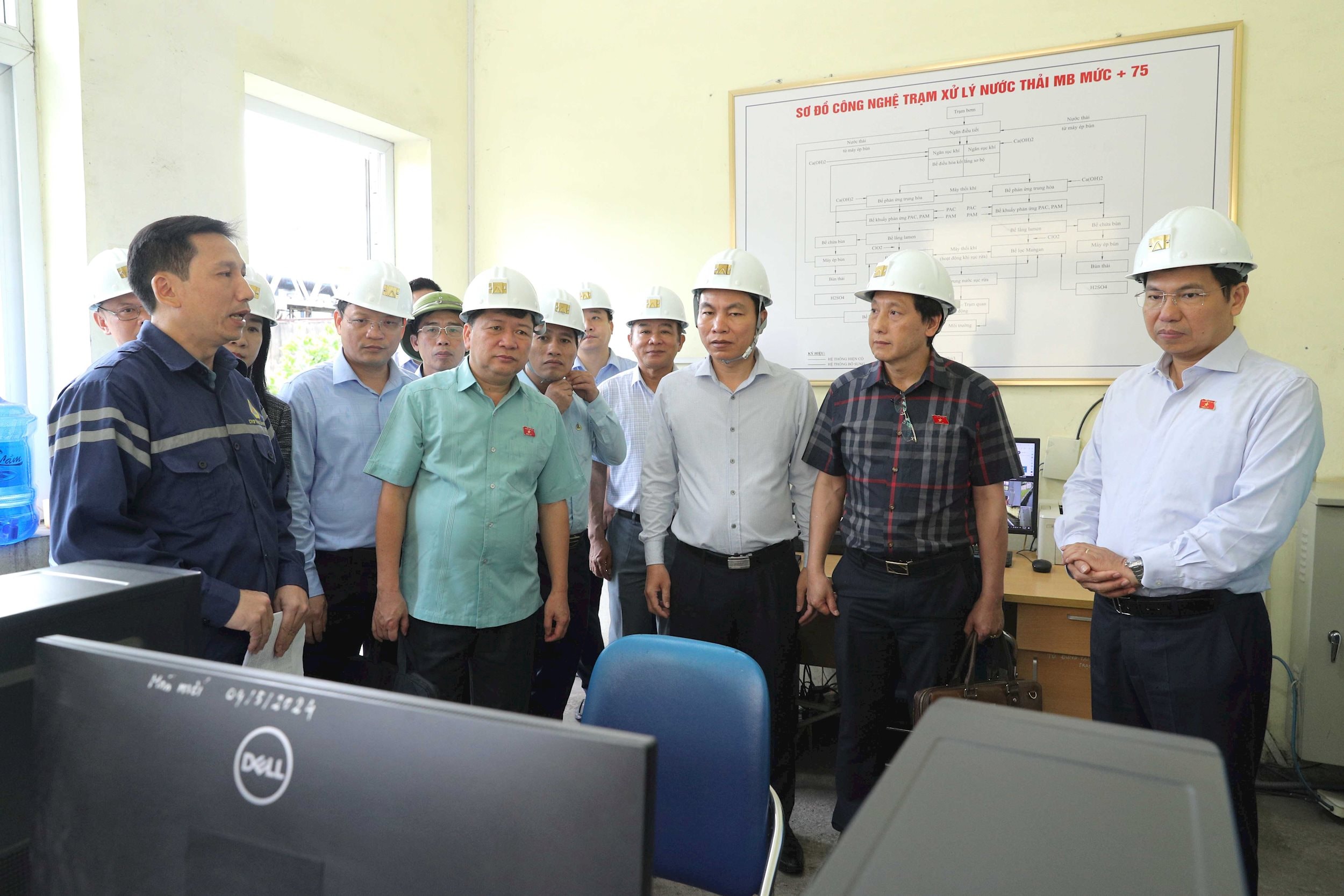 Đoàn Giám sát tại điểm theo dõi xử lý nước thải
