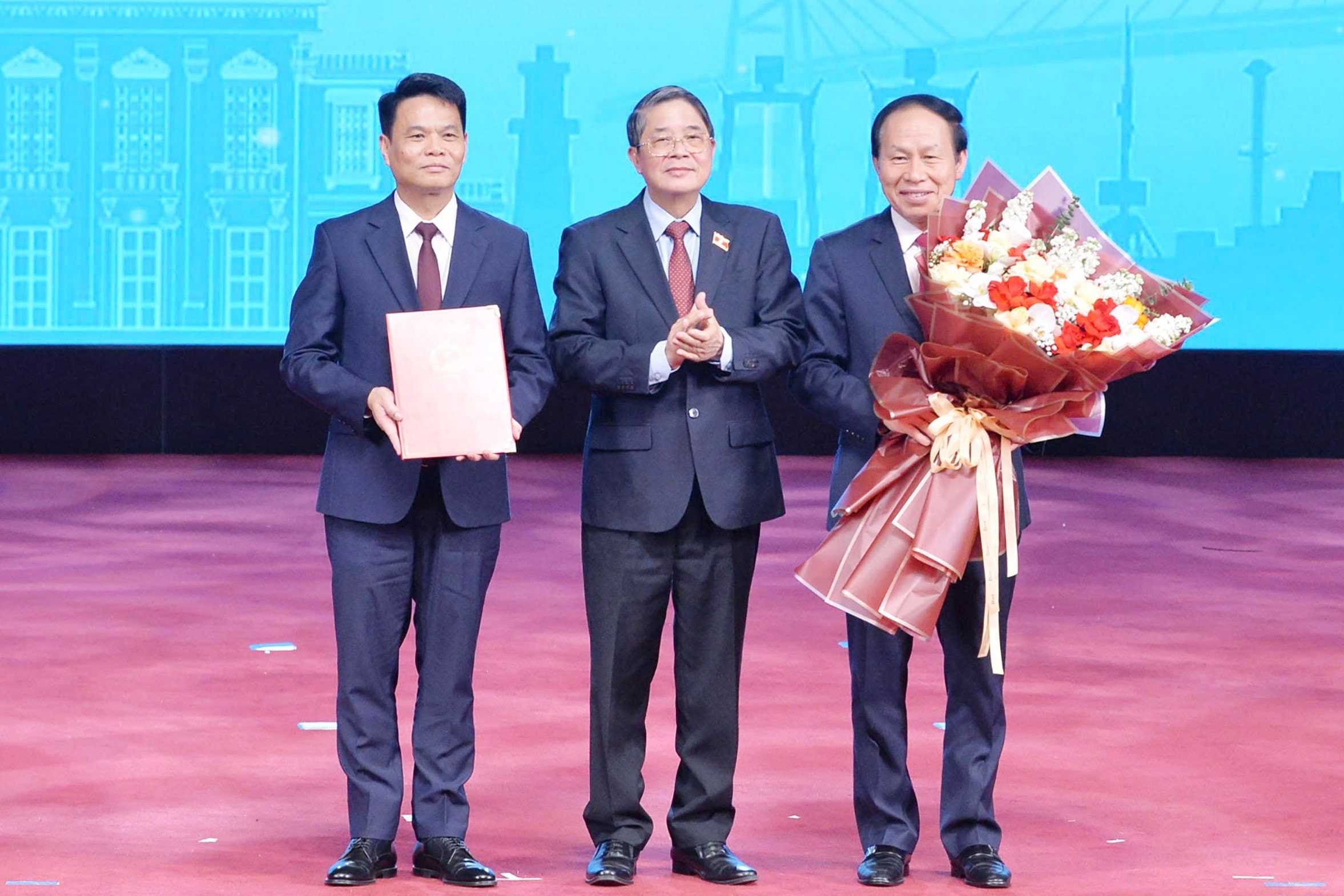 Phó Chủ tịch Quốc hội Nguyễn Đức Hải trao Nghị quyết của Quốc hội về thí điểm một số cơ chế, chính sách đặc thù phát triển Thành phố Hải Phòng cho lãnh đạo Thành phố