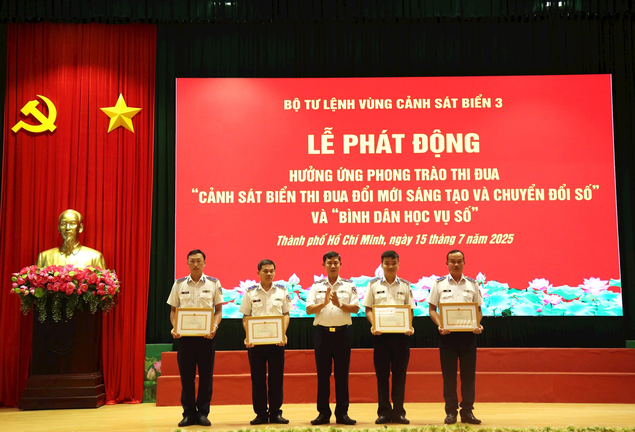 Thiếu tướng Ngô Bình Minh, Tư lệnh Vùng Cảnh sát biển 3 trao thưởng cho các tập thể có thành tích tốt trong đợt thi đua cao điểm lập công dâng Đảng.