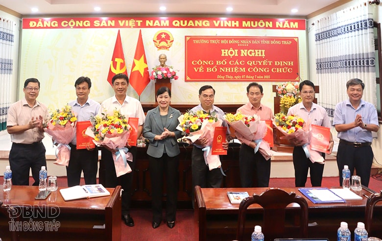 TRAO QD LANH DAO VP 07.7.2025