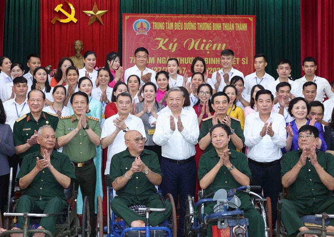 Party General Secretary To Lam visits Thuan Thanh Wounded Veteran Nursing Centre in Bac Ninh province ahead of the 78th War Invalids and Martyrs Day. (Photo: VNA) vna-potal-tong-bi-thu-to-lam-tham-trung-tam-dieu-duong-thuong-binh-thuan-thanh-8150367.jpg