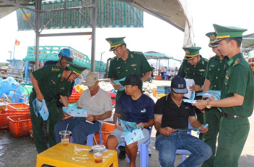 The Ganh Hao border guard force gives guidance to fishermen on preventing illegal, unreported, and unregulated (IUU) fishing. (Photo: VNA)