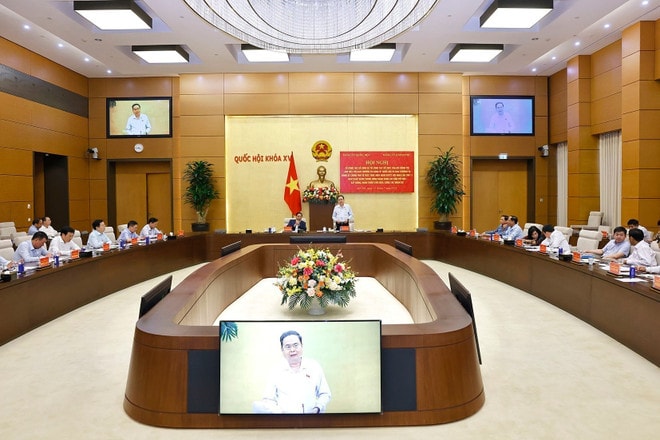 At the working session with the Standing Boards of the Party Committees of the National Assembly and the Government in Hanoi on July 15 (Photo: VNA) vna-potal-chu-tich-quoc-hoi-va-thu-tuong-dong-chu-tri-hoi-nghi-cac-to-cong-tac-cua-bo-chinh-tri-8150237.jpg